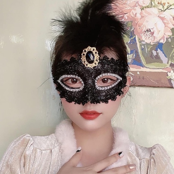 Masquerade Feather Mask - Picture 2 of 3
